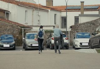 Une personne âgée accompagnée