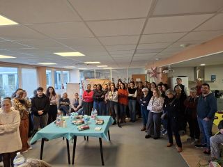 Groupe de personnes qui écoute le discours de la présidente et de la directrice, à l'occasion de la cérémonie des voeux.
